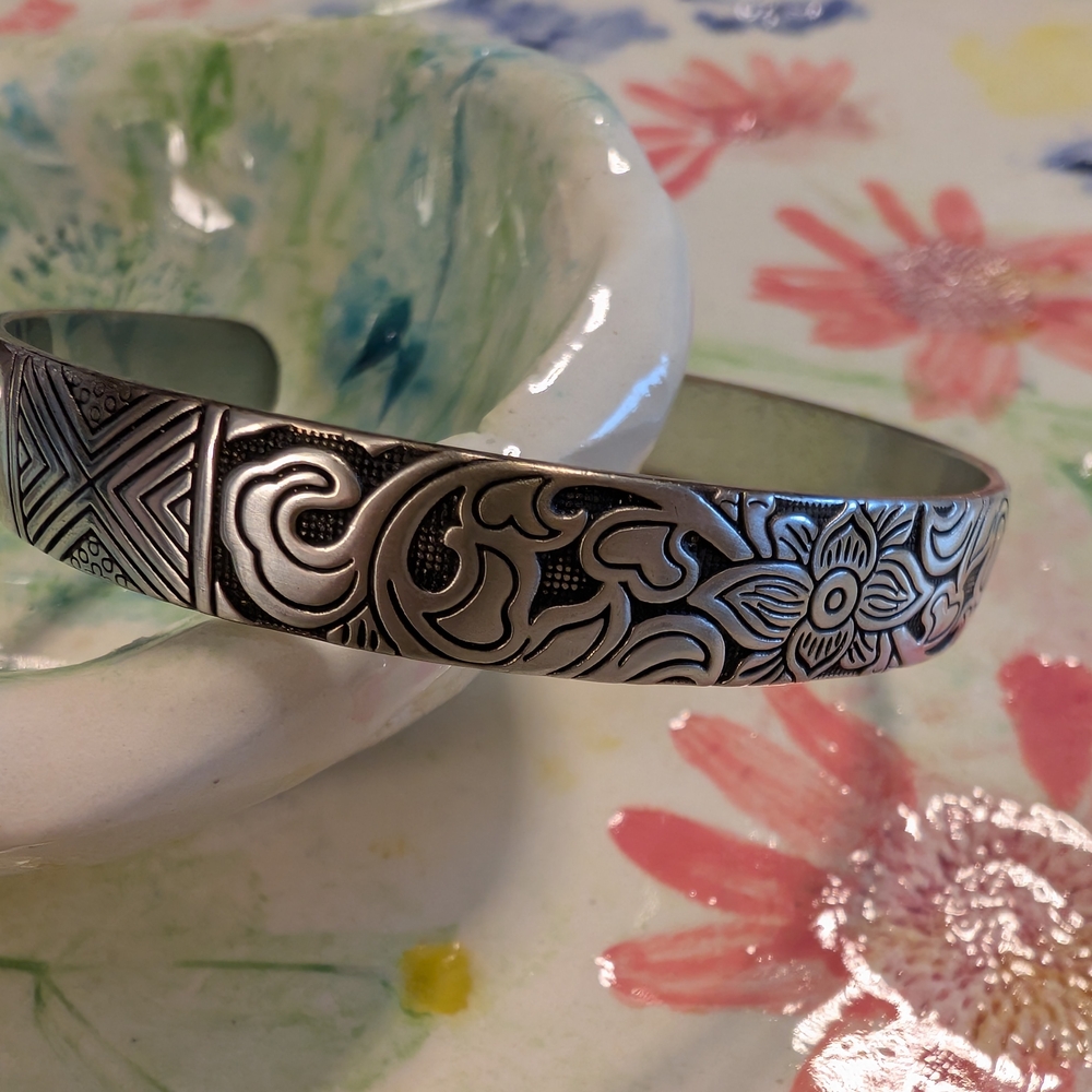 Heavy Silver Floral Patterned Handmade Bangle Bracelet - Picture 2 of 10
